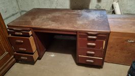 Bureau ancien en bois à 7 tiroirs et 2 plateaux coulissants
