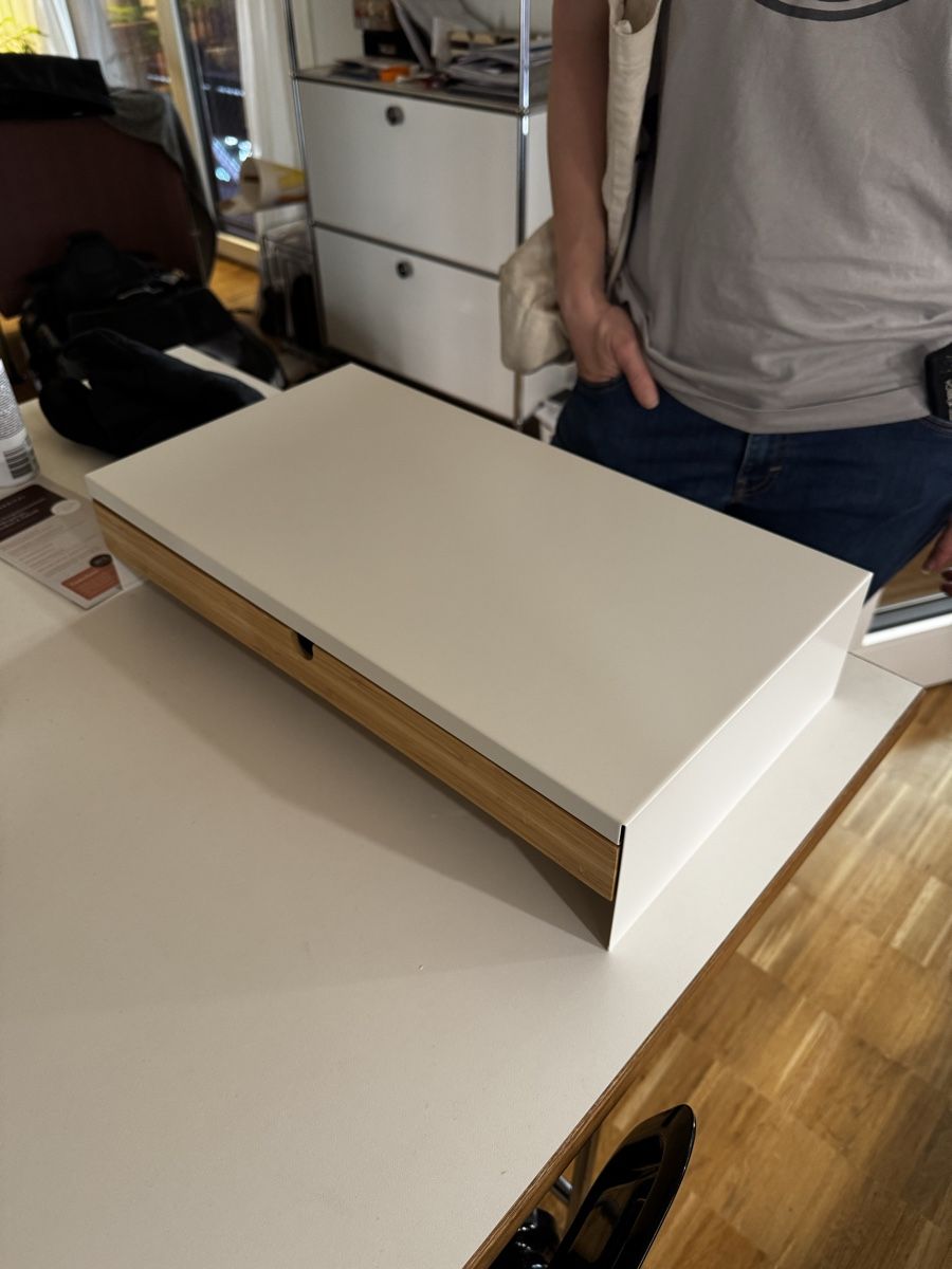 Staffa per monitor: Ikea Monitorerhöhung mit Schublade, neuwertig – Nuovo (secondo la descrizione) da Zürich venduto da VZN 1