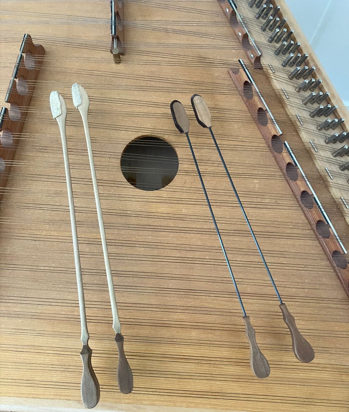 Strumenti musicali: Systematisch chromatisches Hackbrett – Usato da zürich venduto da Simott 7