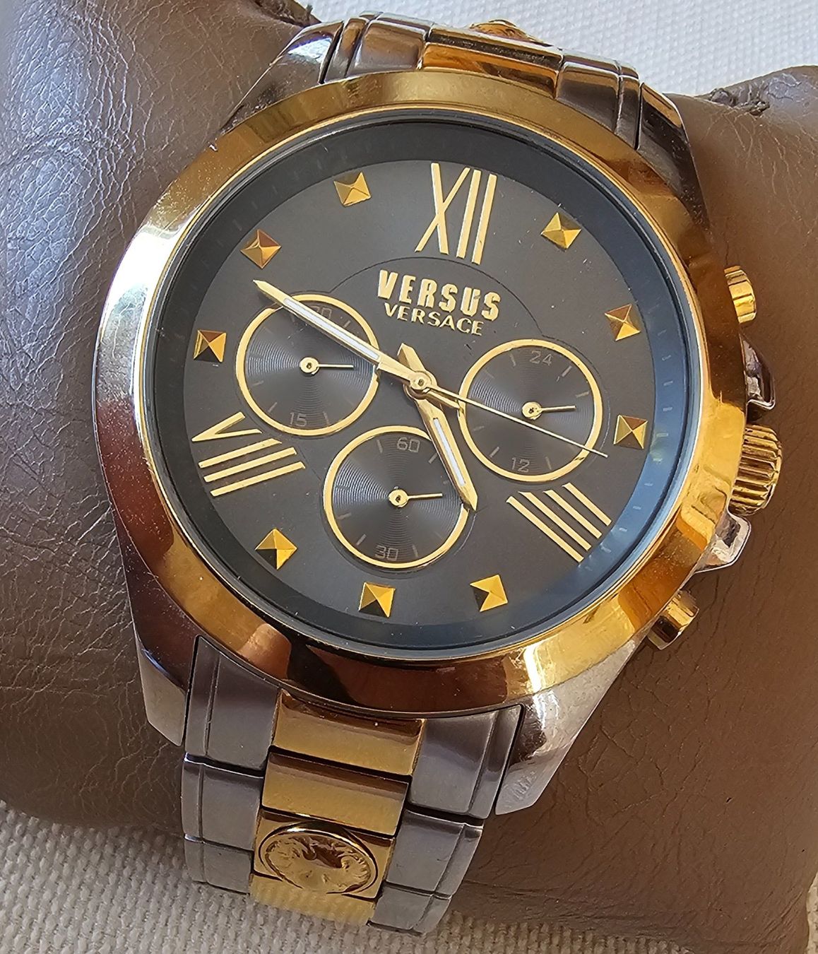 Versace Orologi: VERSUS VERSACE Chrono Elegante Herrenuhr 47mm – Usato da Speicher venduto da Lemore 3