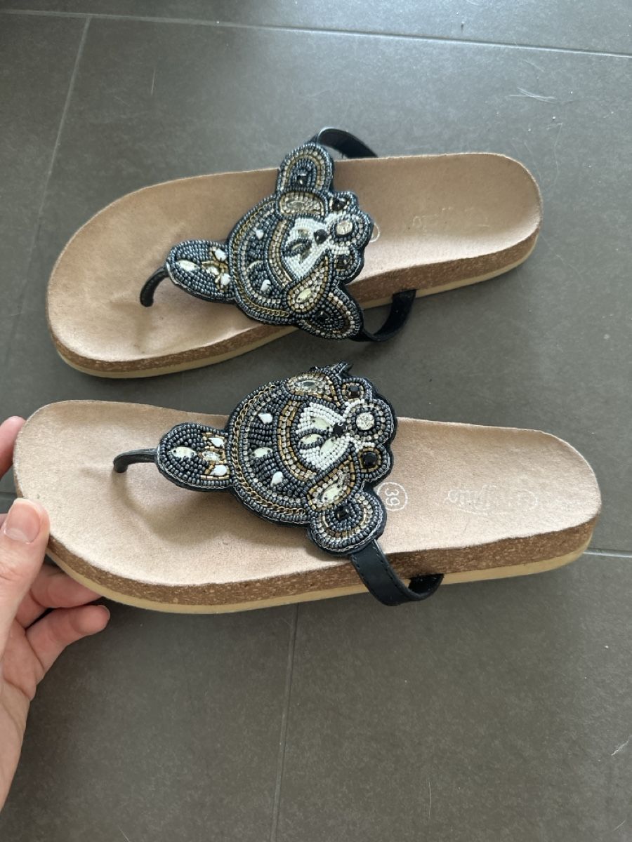 Buffalo Scarpe da donna: Sandalen mit Perlen Grösse 39 gebraucht – Usato da Zug venduto da a.marryl