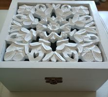 Weisse Holz- Dekobox mit Schnitzmuster, neuwertig & vintage!