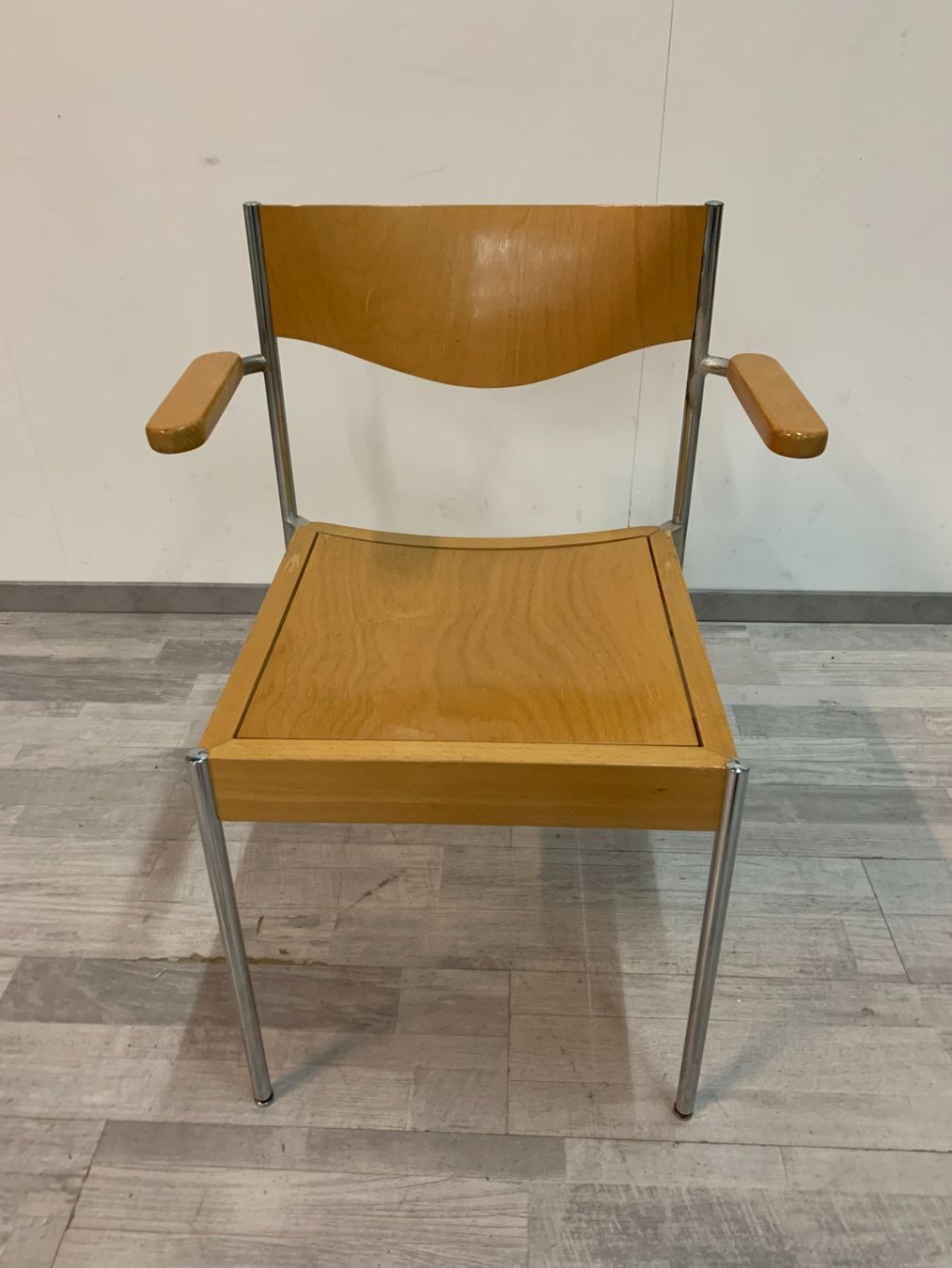 Horgen Glarus Stühle: Stapelstuhl von Horgenglarus mit Armlehne – Gebraucht aus Zürich von ZuercherBrockenhaus 1