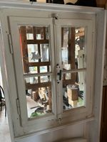 Ein Vier Kleins Fenster mit Rahmen.