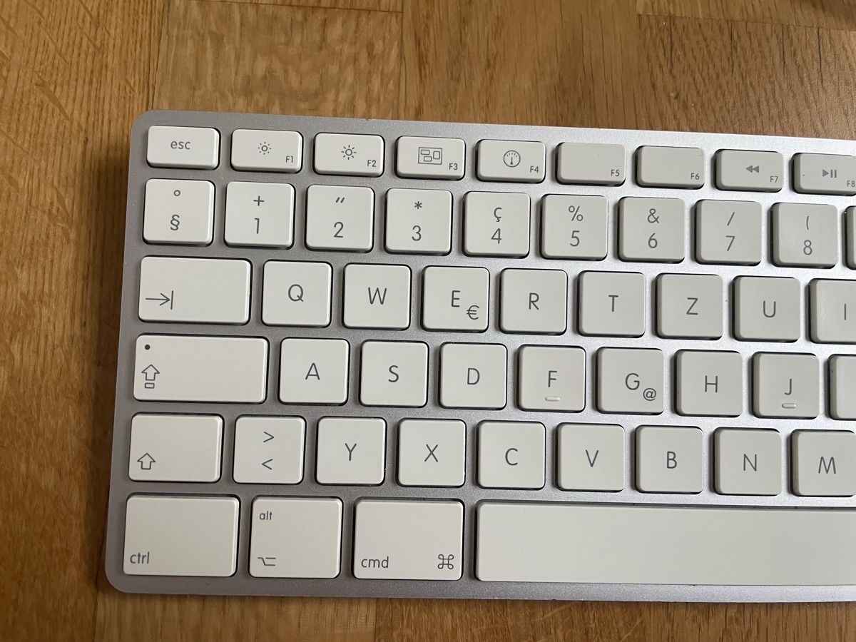Apple Tastaturen: Apple Mac Tastatur Keyboard Model A1243 CH Layout – Gebraucht aus Oberkirch LU von obsven 2