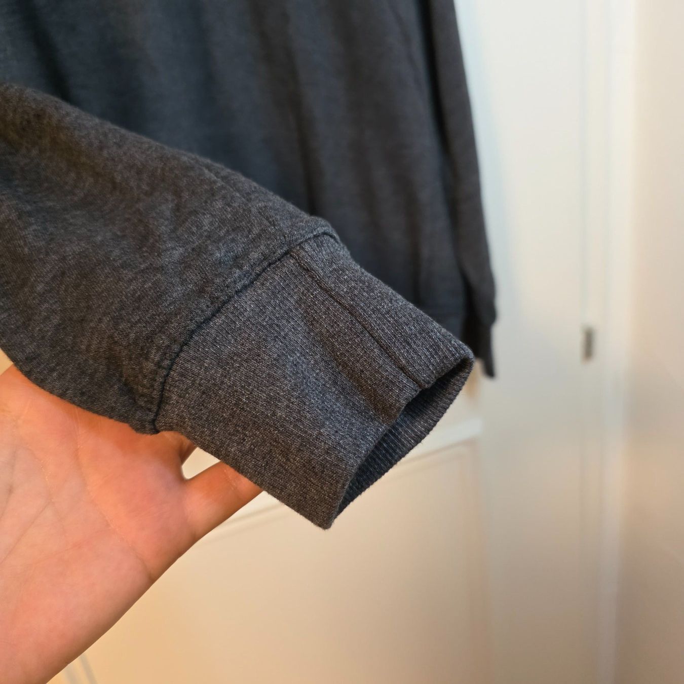 Pullover & Sweatshirts: Identic Herren Sweatshirt L grau Basic – Gebraucht aus Wald ZH von CapLux 1