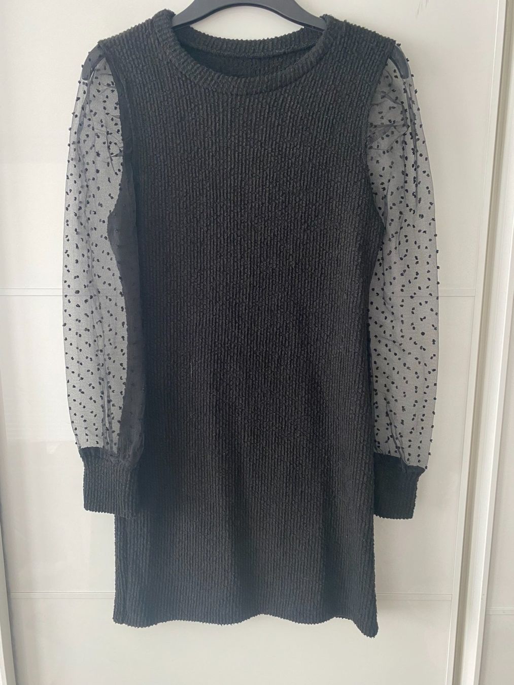 Vestiti: Schwarzes Strickkleid Gr. 38 mit transparenten Ärmeln Gothic – Usato da Füllinsdorf venduto da Sunnebliemli7