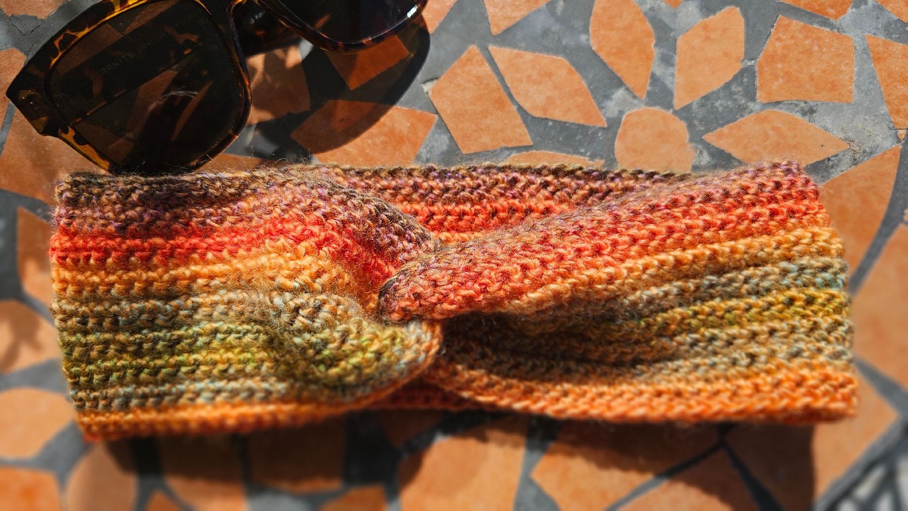 Copricapi, berretti & cappellini: Wunderschönes Stirnband, einmaliger Farbverlauf, handmade. – Nuovo e nell'imballaggio originale da Fehraltorf venduto da lisam16