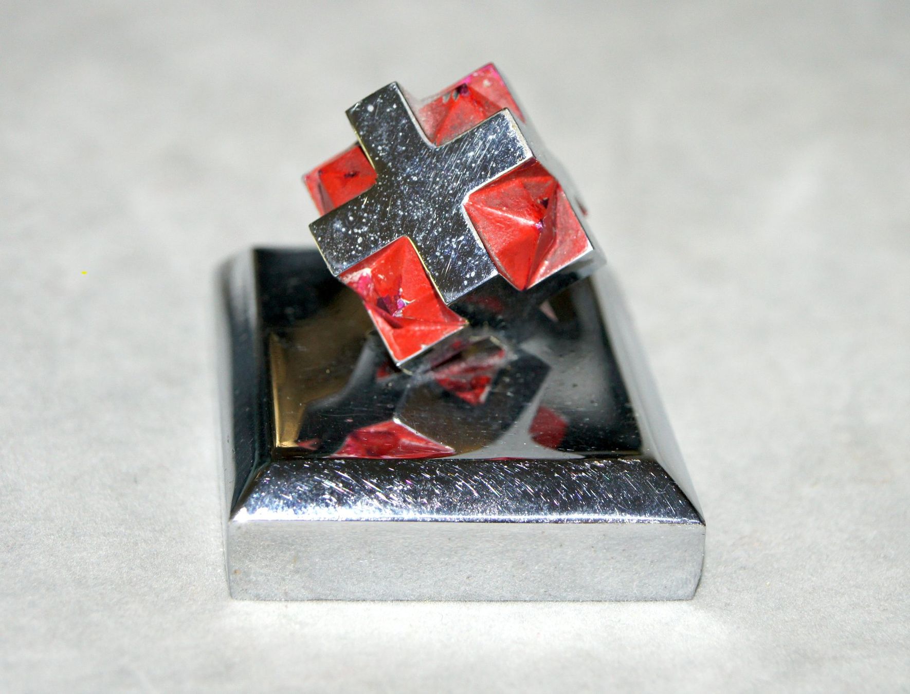 Tutte le decorazioni: Antikes Papiergewicht mit 3-dimensionalem Schweizerkreuz  Ca – Usato da Geroldswil venduto da ARTEFACTO 5