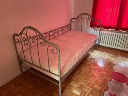 Schönes Metallbett im Antik- Look