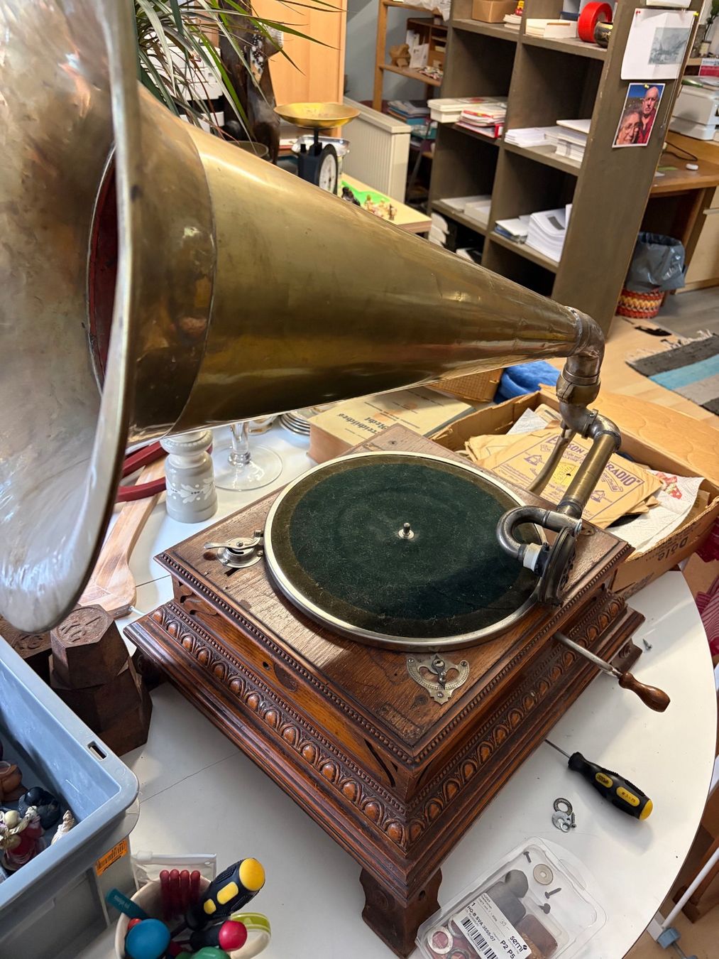 Tourne-disques: Grammophon mit 31 Platten und 4 Pkg. Nadeln – Défectueux à Mollis par Hg