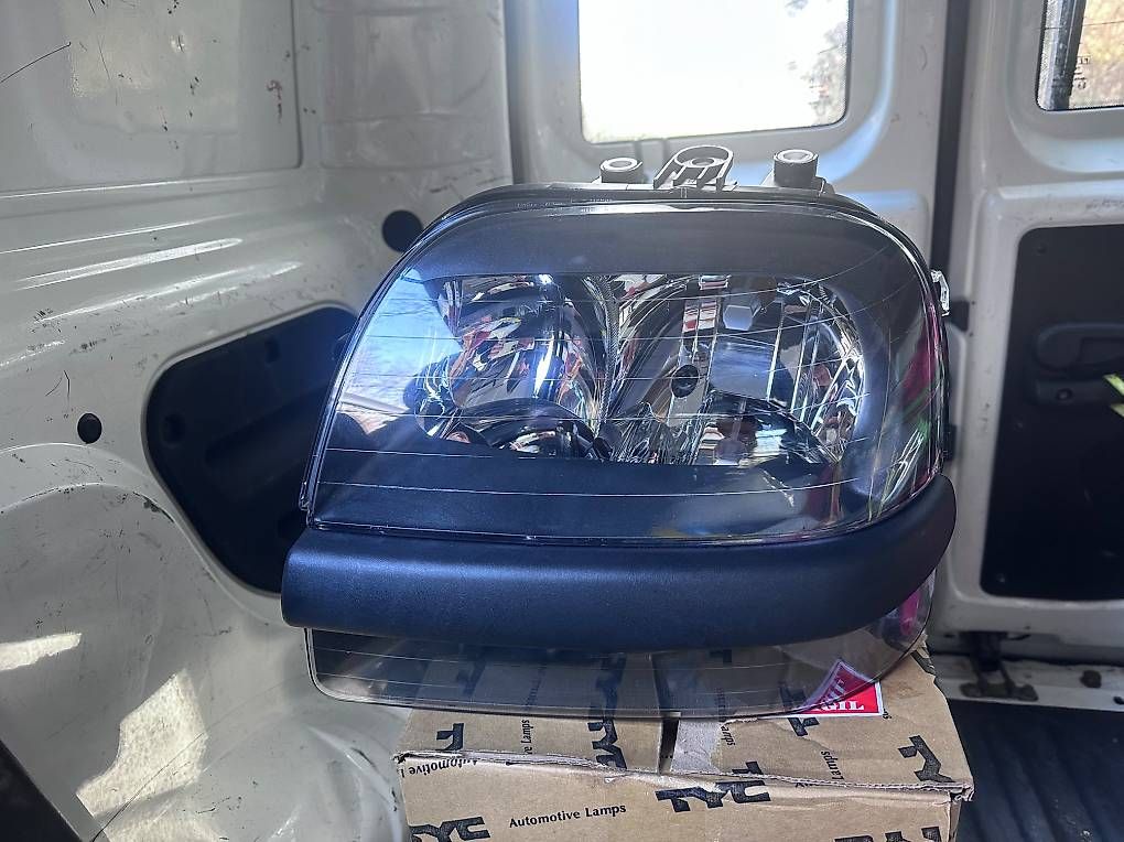 Fari: Phare giat doblo avant neuf – Usato da la chaux de fonds venduto da ryan009