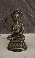 Buddha Figur Messing in der Vitarka Mudra Geste