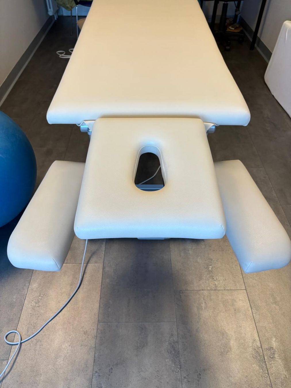 Lettini & sedie per cosmetici: Table de massage professionnelle Luna de Lima – Usato da Bern venduto da phb_92q9 2