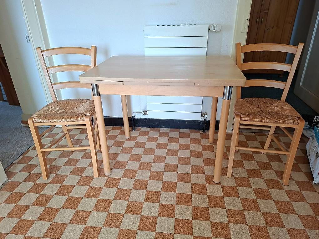 Set di tavolo e panche: Table extensible en bois, 2 chaises paillées – Usato da Yverdon-les-Bains venduto da val_pw78