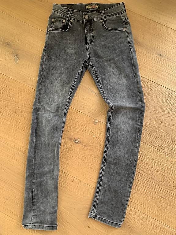 Pantalons: Jeans Grösse 140, 146 und 158 – D'occasion à Otelfingen par che_26d5 2