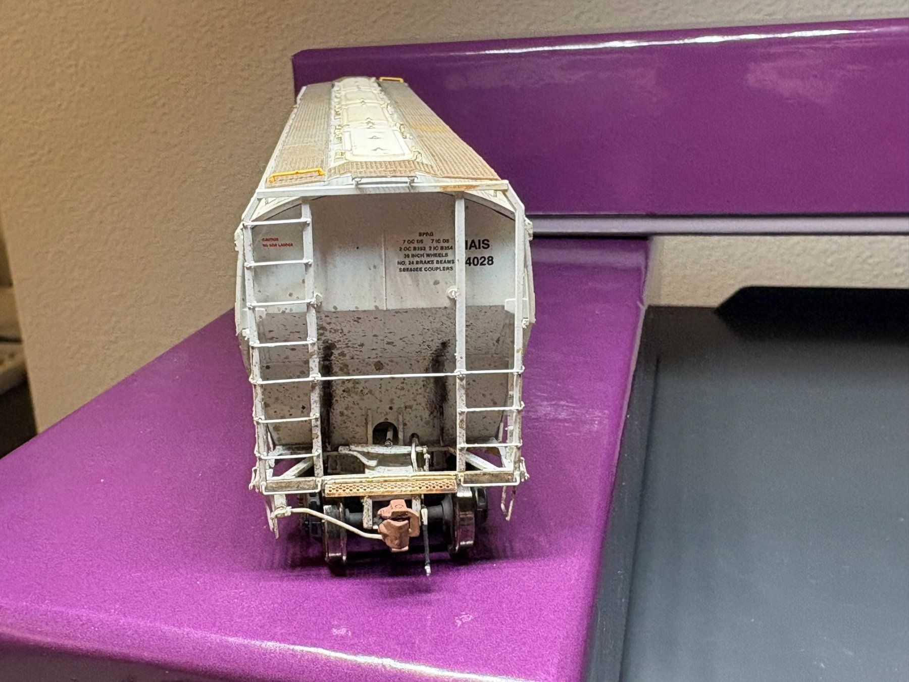 Modellini di ferrovie: Scaletrains rivetcounter IAIS covered hopper mit Weathering – Nuovo (secondo la descrizione) da Cham venduto da scamps01 6
