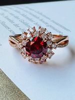 Eleganter Ring mit rotem Moissanit.