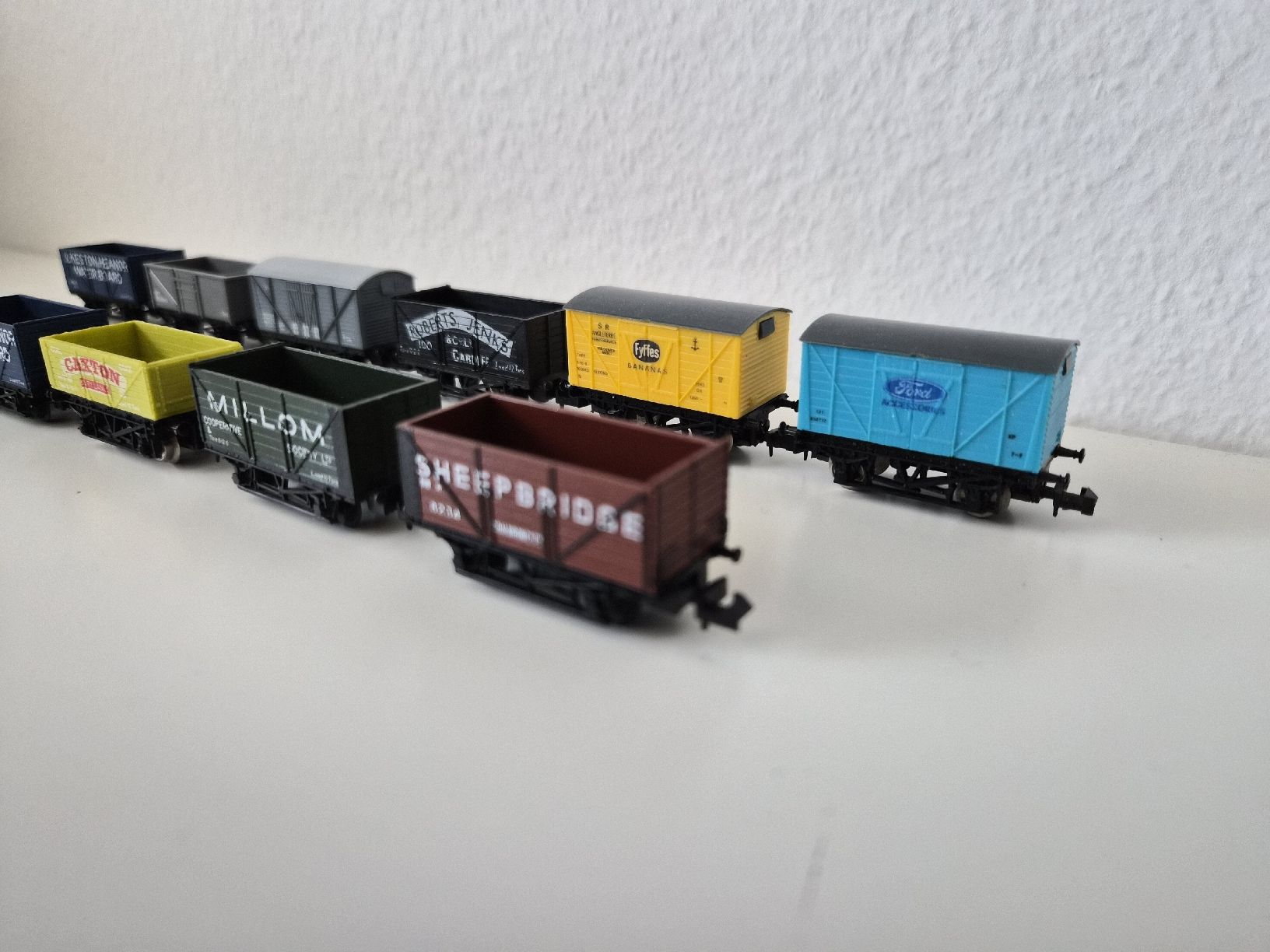 Modellini di ferrovie: Spur N englische britische Güterwagen – Usato da Neuenegg venduto da Mazdanier 1