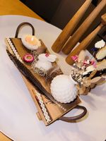 Süsse Osterdeko auf Holztablet