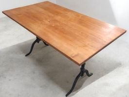 Rustikaler Esstisch mit Gusseisenfuss - Kirschholz Tisch