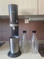Sodastream mit zwei Glasflaschen