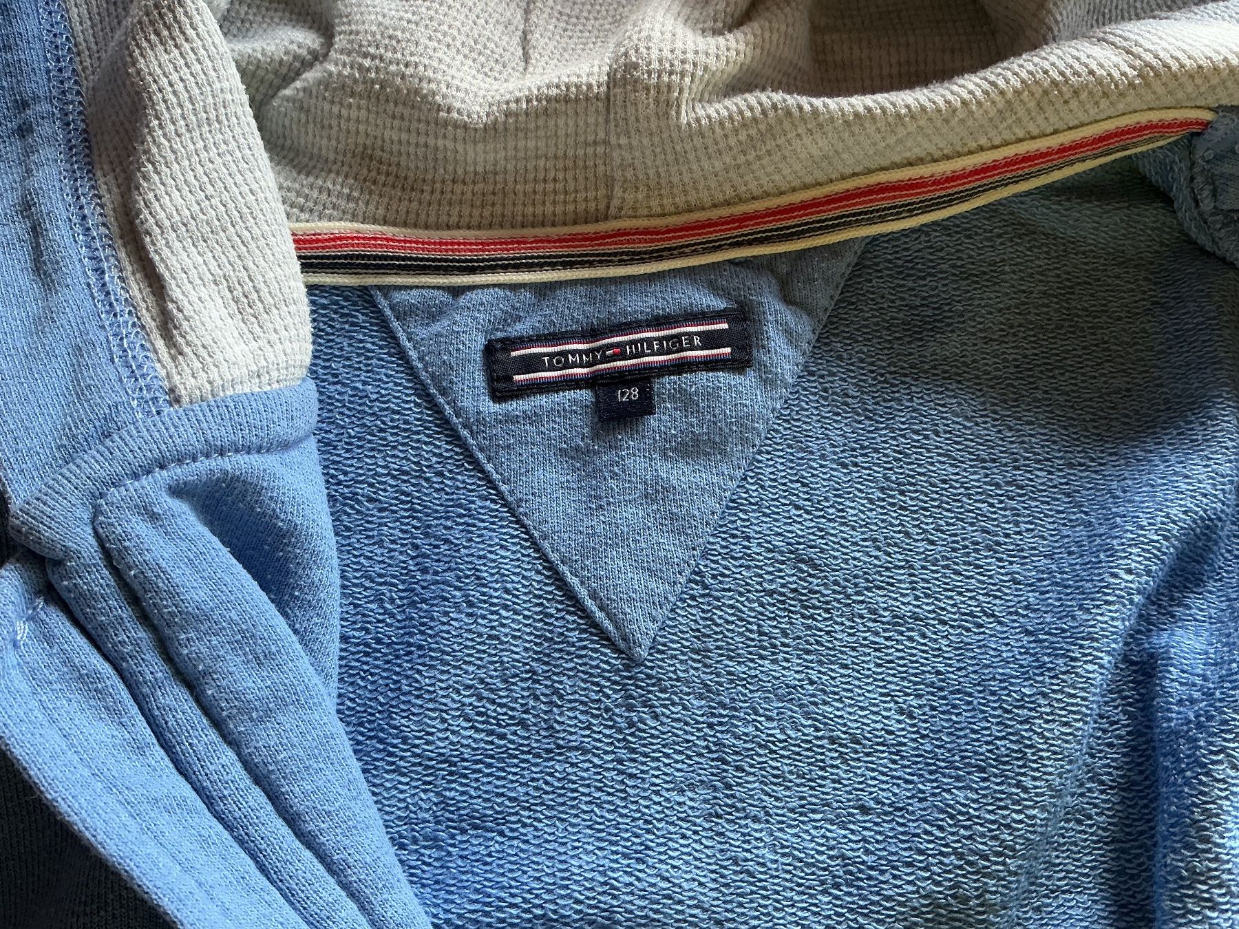 Tommy Hilfiger Giacche & Cappotti: Jäckchen hellblau, Gr. 128, Tommy Hilfiger – Usato da Schinznach Dorf venduto da Balz1968 1