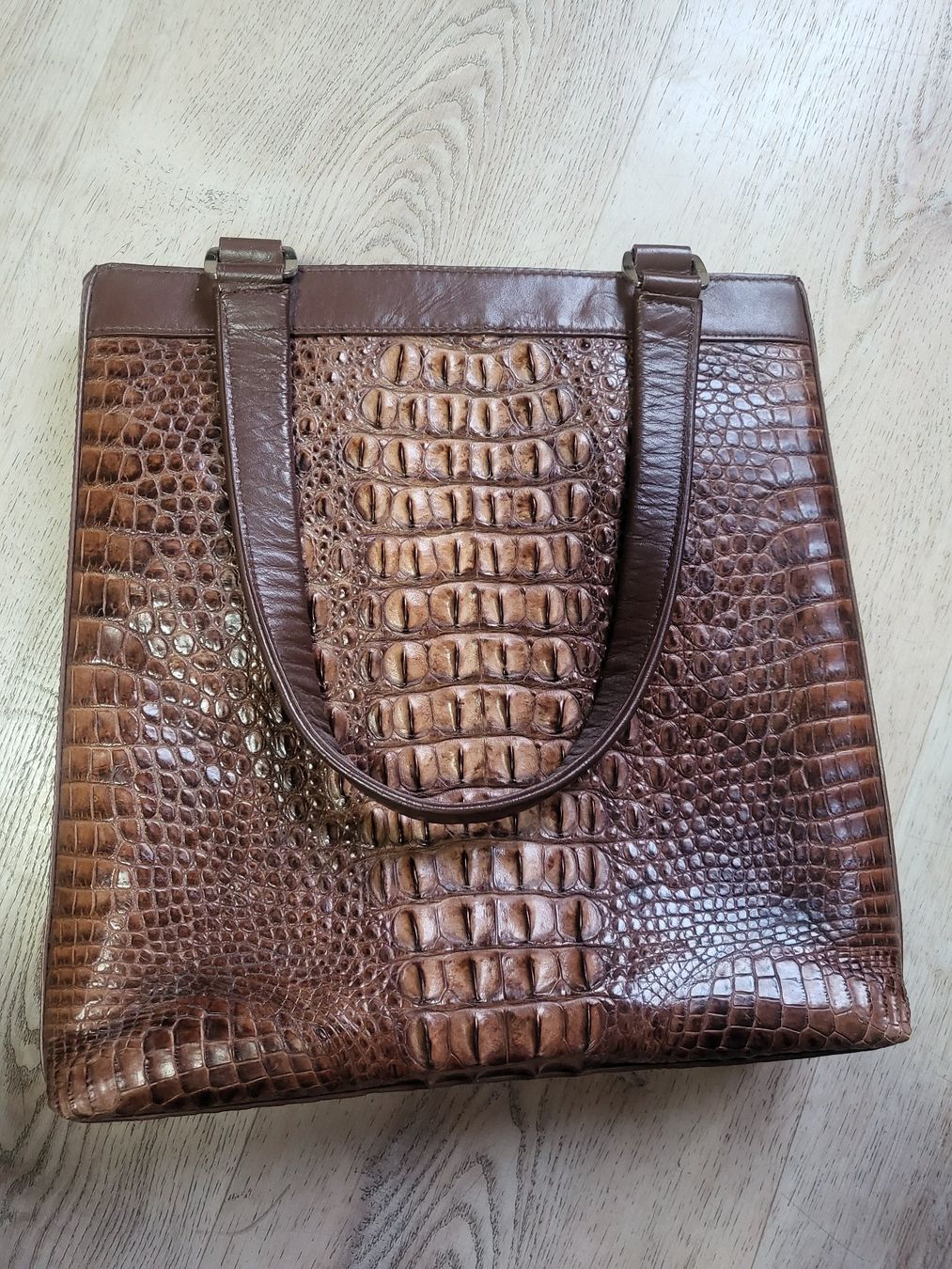 Taschen für Damen: Handtasche in Krokoleder, Grösse 30x30 cm. – Gebraucht aus Delémont von mvl_l76c