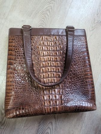 Handtasche in Krokoleder, Grösse 30x30 cm.