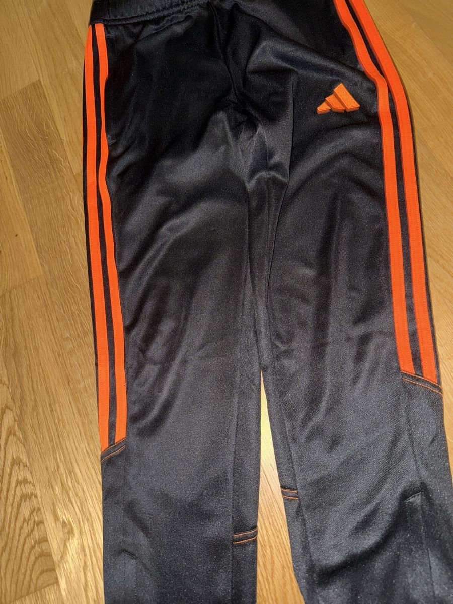 Adidas Lotti & Set di vestiti: Adidas-Trainingsanzug, Größe 152 – Usato da Aarburg venduto da Da-Lila 6