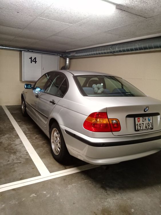 BMW 316i (96022 km, Jg 2002) mit eingedrückter Motorhaube.