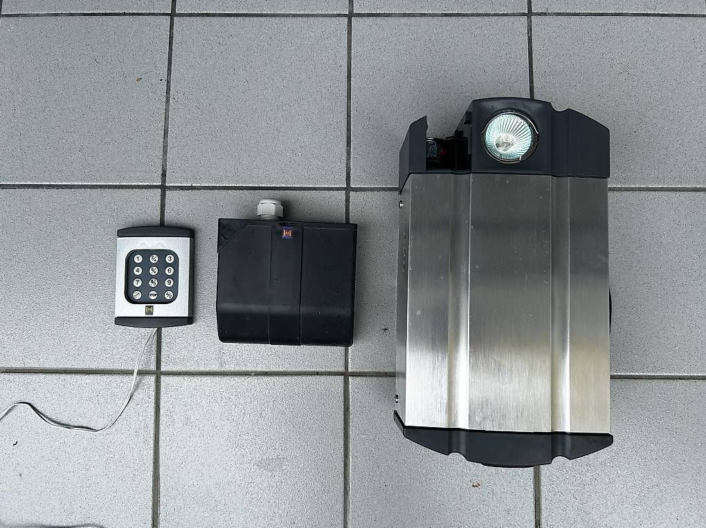 Hörmann Altro Materiale elettrico: Hörmann Torantrieb SupraMatic mit Codetaster – Usato da Balzers venduto da maralake