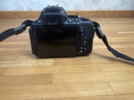 Nikon D5600 Digitalkamera mit Zubehoer guter Zustand