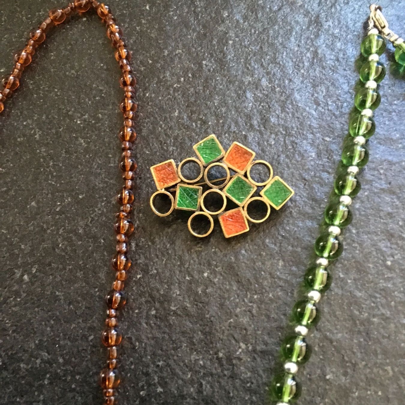 Ketten: Modeschmuck 3 Ketten und eine Brosche, – Gebraucht aus Bern von antigua13 8