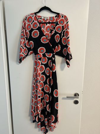 Diane von Furstenberg Dress, 100% Silk, Floral Size M