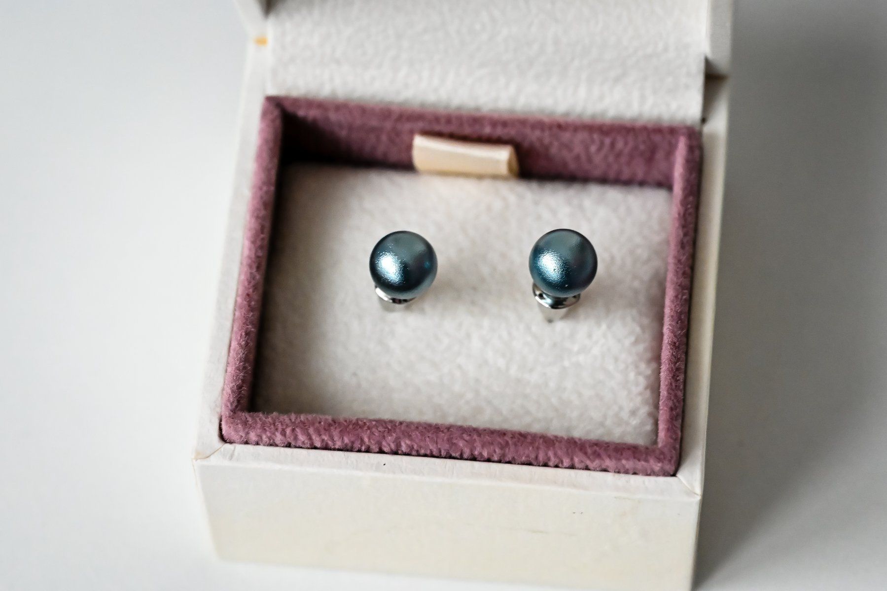 Orecchini pendenti & Orecchini a lobo: Neuwertig! Perlen Ohrstecker Blau Geschenkidee elegant – Nuovo (secondo la descrizione) da Oberglatt ZH venduto da qilinw