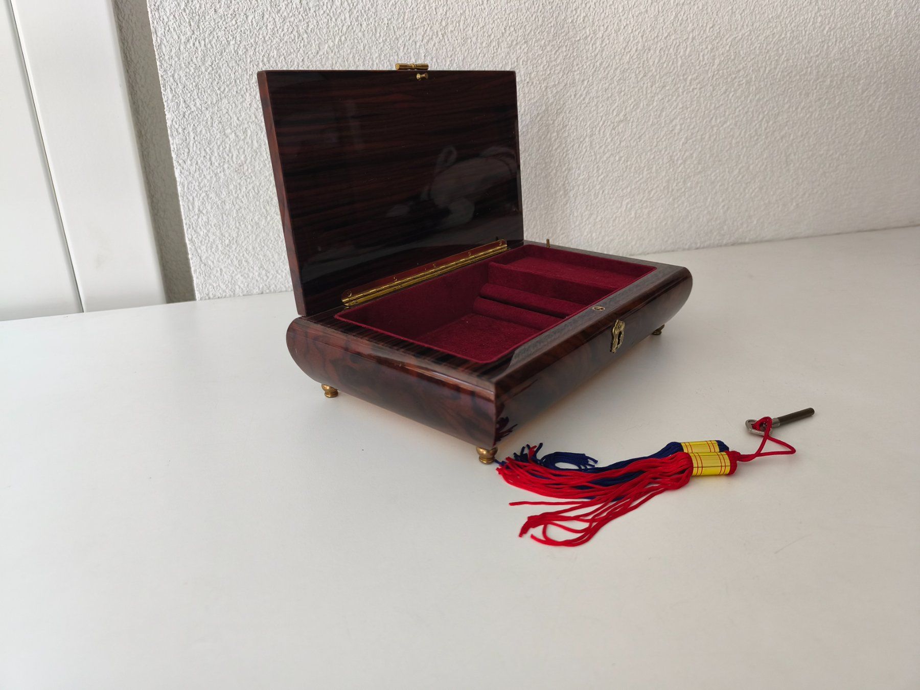 Cassapanche: Elegante Schmuckschatulle mit Musik – Usato da Kleinandelfingen venduto da Warchimedes 1