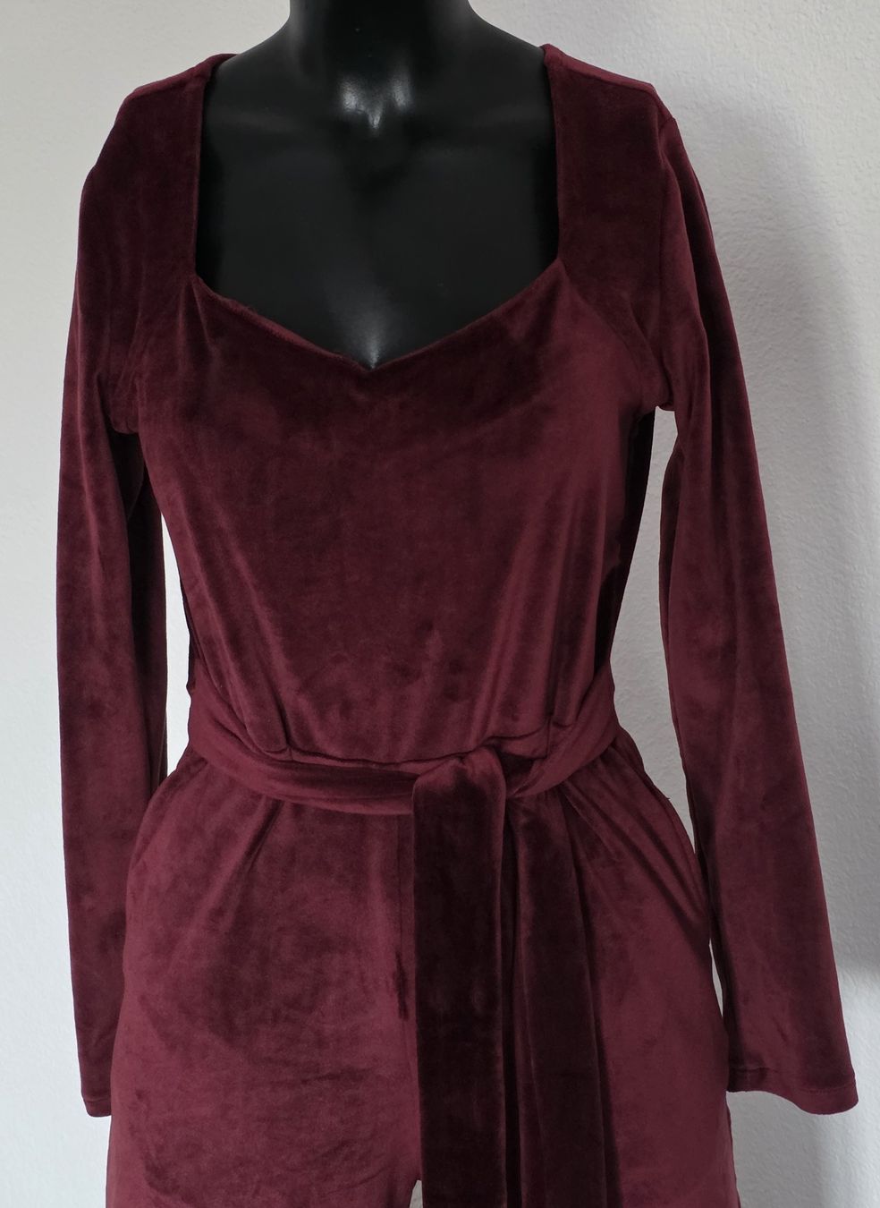 Tute: Wunderschöne Samtiger Jumpsuit in Weinrot, Grösse S – Usato da Rheinsulz venduto da Gilea 2