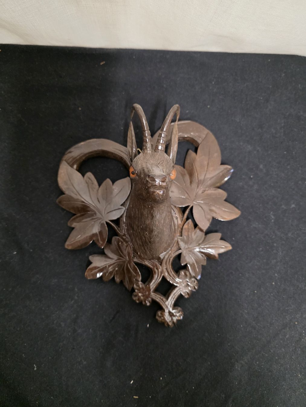 Tutte le decorazioni: Wanddeko: Geschnitzter Steinbock Kopf mit Ahornlaub – Usato da Wolfertswil venduto da Antiko