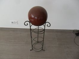 Tonkugel auf Metallständer Durchmesser 21cm, Höhe 74cm.