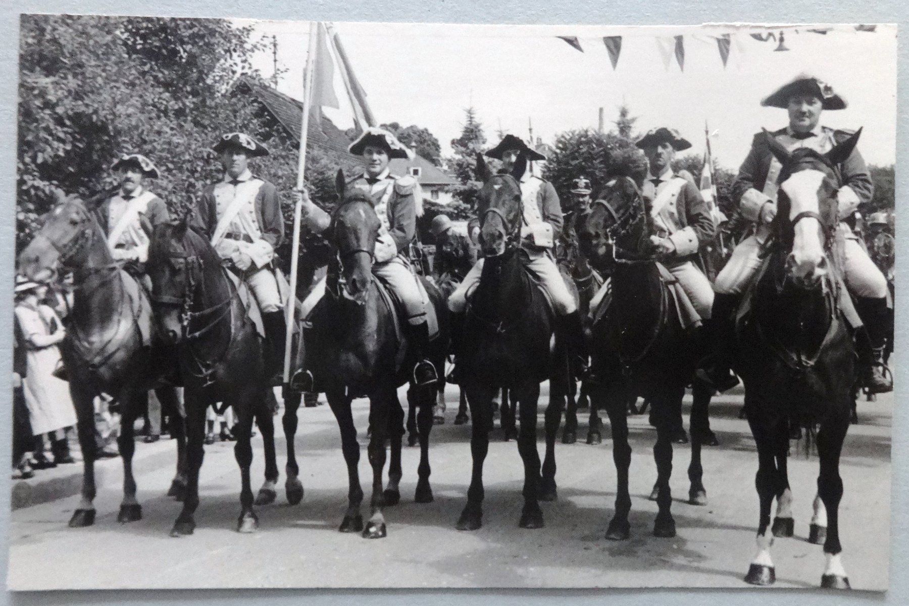 Cartoline postali: Défilé de cavaliers – Usato da Fétigny venduto da Billy2miny