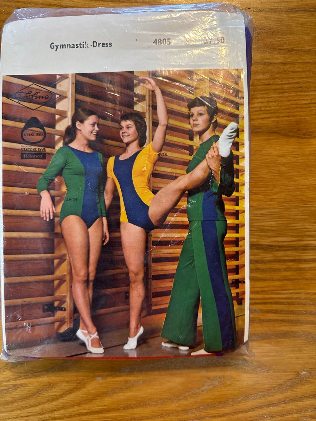 Scarpe, pantaloni & magliette da ginnastica: Gymnastikdress – Nuovo e nell'imballaggio originale da Balsthal venduto da dasesaro
