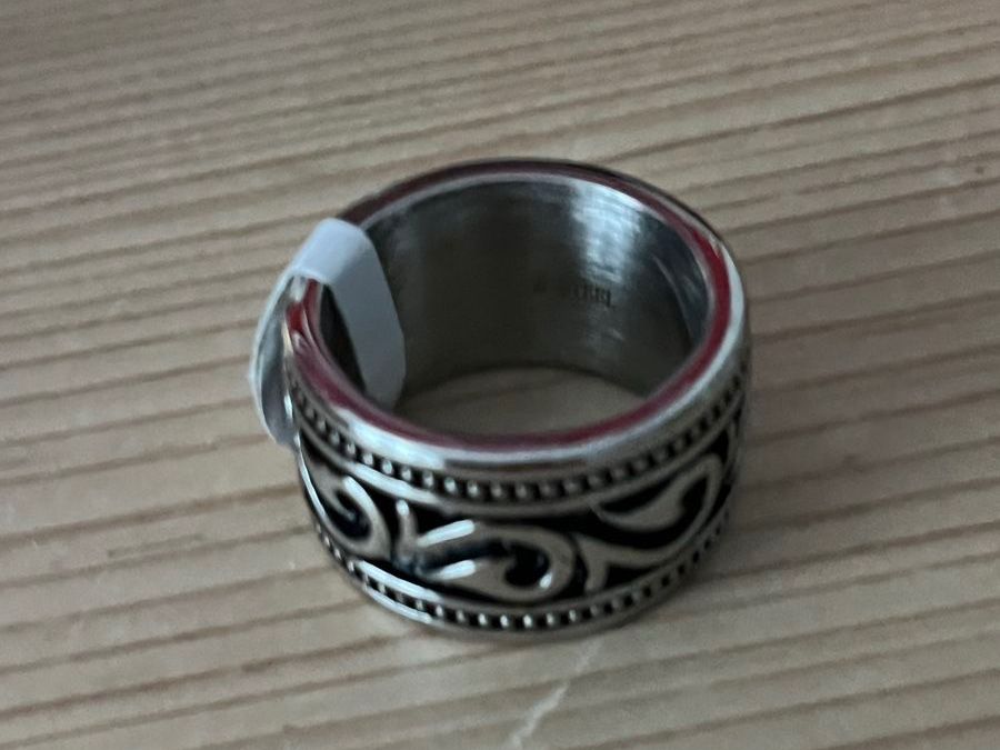 Anelli: Metall-Ring - neu - in coolem Design- Grösse 12 – Nuovo e nell'imballaggio originale da Niederglatt ZH venduto da karinso