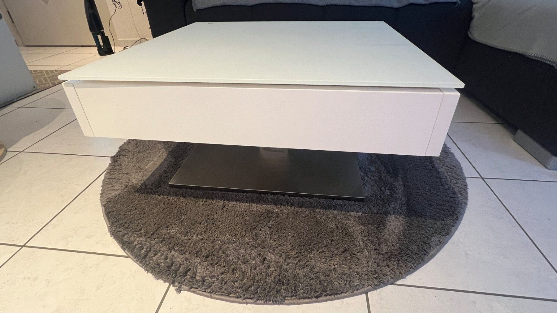 Tables: Couchtisch mit Drehfunktion – D'occasion à Zufikon par kat_w9sv 2