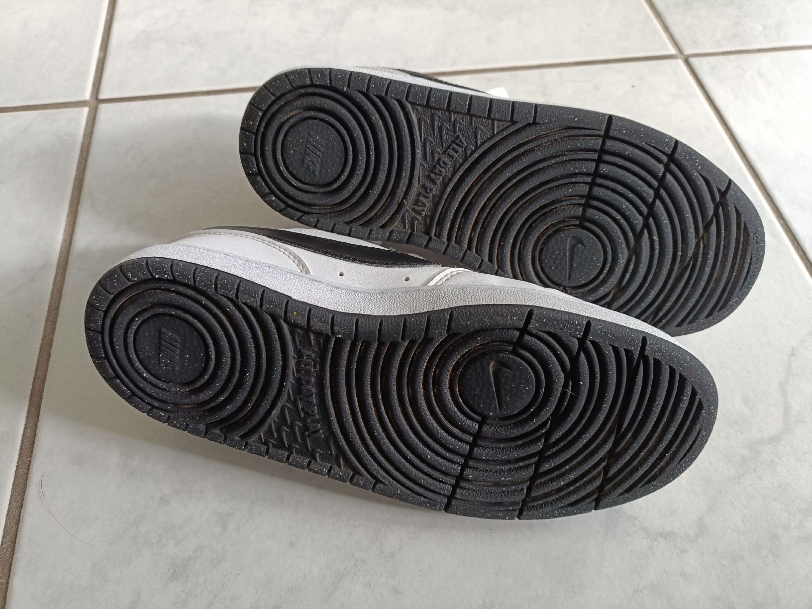 Nike Scarpe per ragazzi: Turnschuhe / Sneaker Nike Gr. 36,5 – Usato da Buchrain venduto da Siro82 1