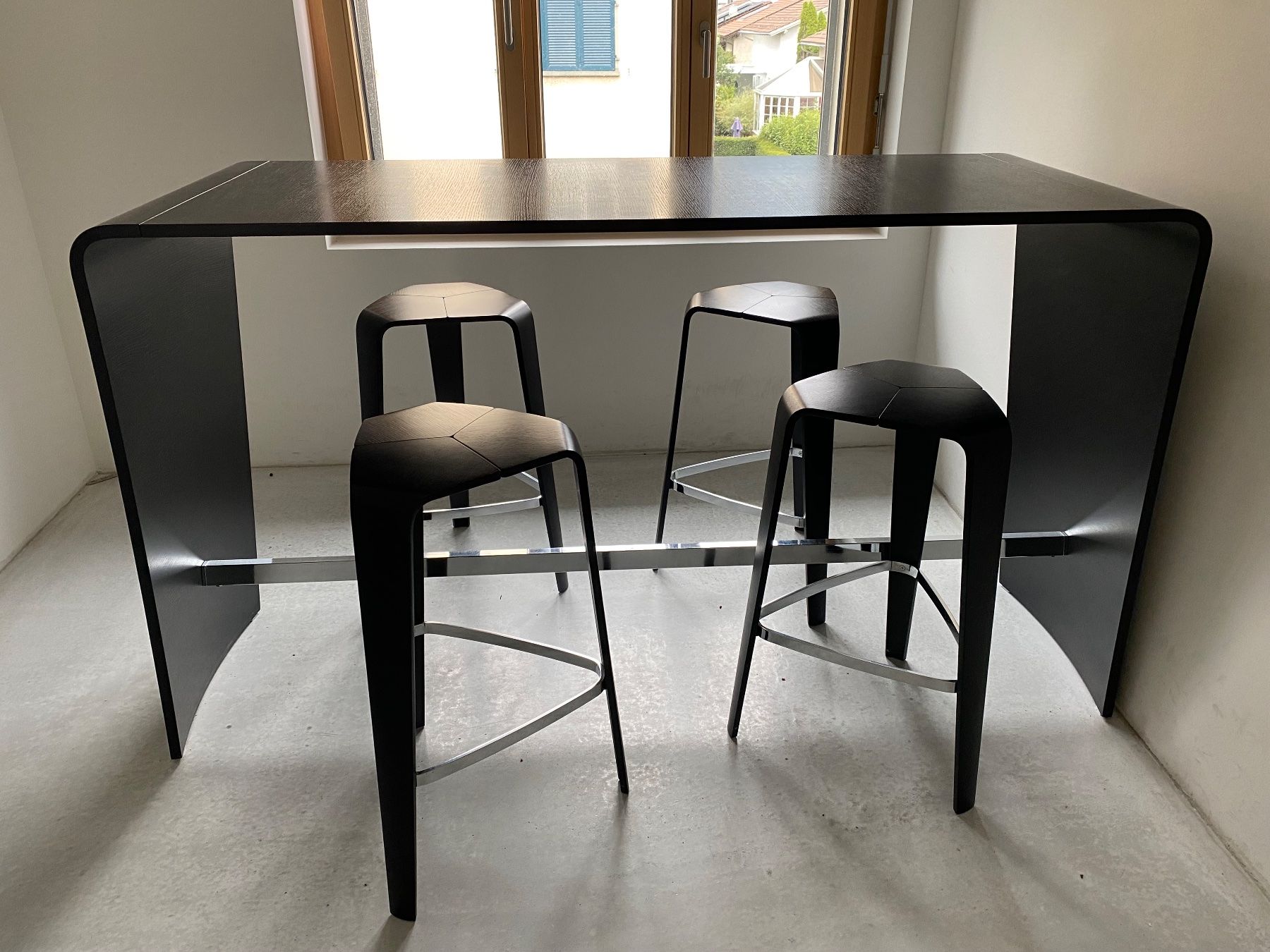 Tische: Designer Büro-Stehtisch mit 4 Hocker – Gebraucht aus Chur von has_f8lc