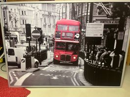 London Bild mit rotem Doppeldeckerbus im Rahmen.