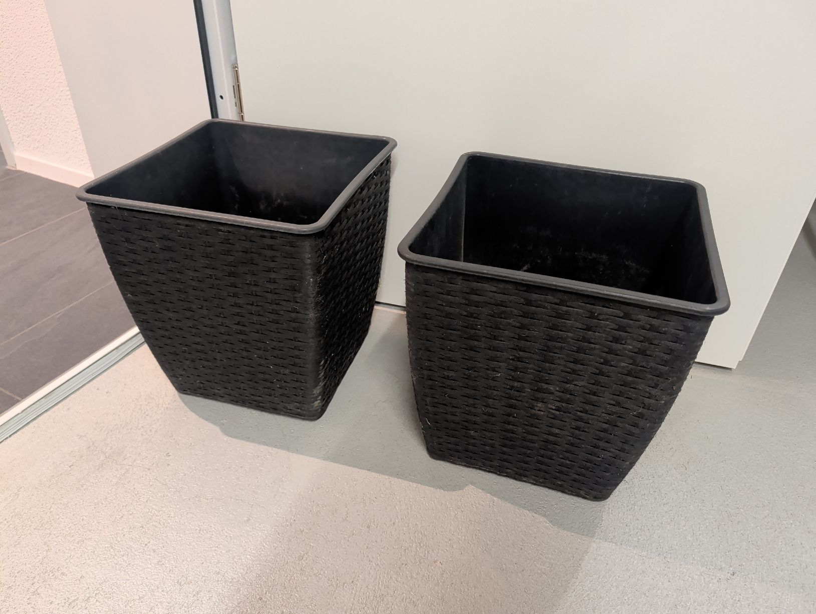Vasi per fiori: Schwarze Blumenübertöpfe im 2er-Set 30x30x32cm – Usato da Dettighofen venduto da salocin89