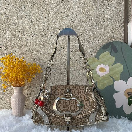 Guess Handtasche, Y2K, Schultertasche mit Kirschen Anhänger