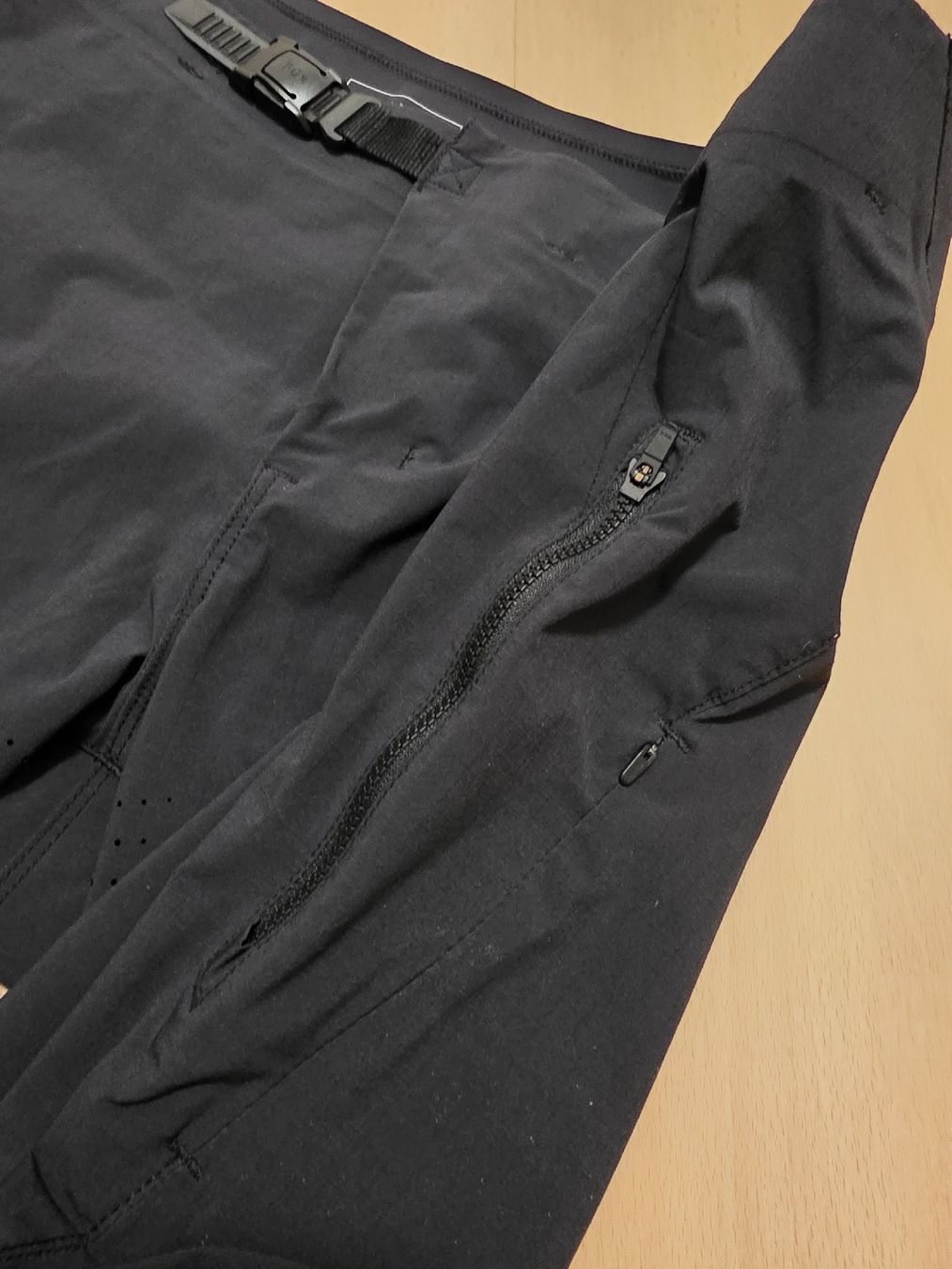 Fox Pantaloni: Velohose FOX Flexair Schwarz Grösse 38 – Nuovo (secondo la descrizione) da Bassersdorf venduto da Zopzero 2